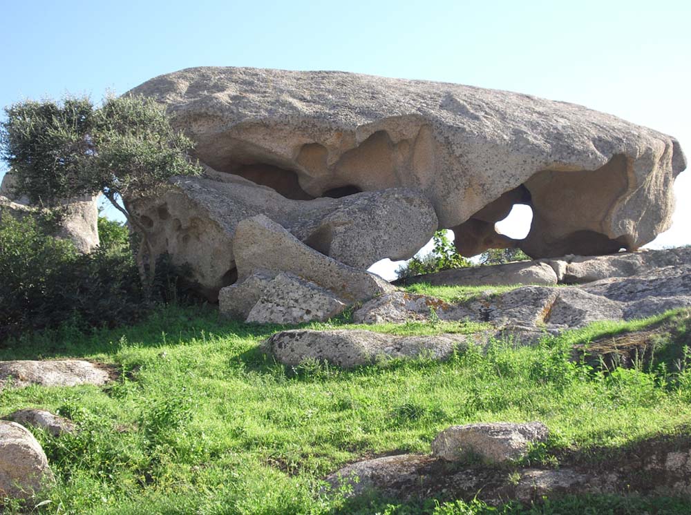 Ausgehöhlten Felsblöcke sind genauso typisch wie die Nuraghe-Turmbauten auf der Insel.